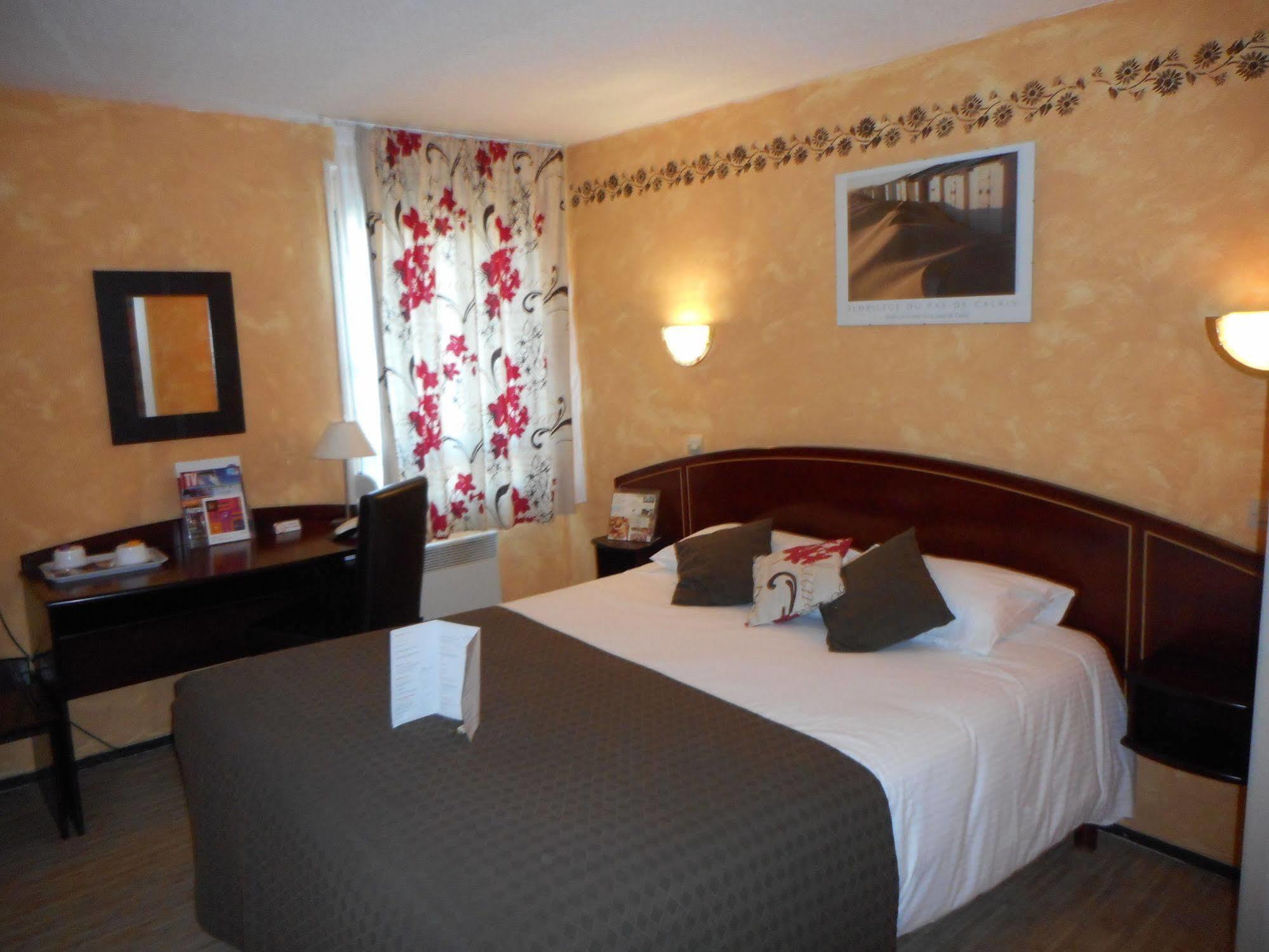 Brit Hotel Confort Cambrai Exteriör bild